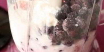 кокосовый коктейль с ягодами