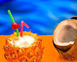 Коктейль Пина-колада в ананасе