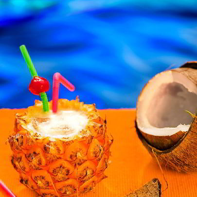 Коктейль Пина-колада в ананасе