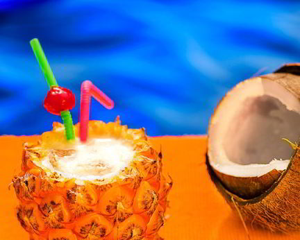 Коктейль Пина-колада в ананасе