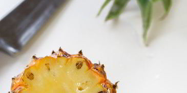 коктейль пина-колада в ананасе