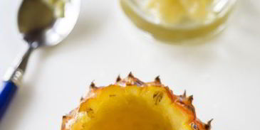 коктейль пина-колада в ананасе