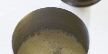 коктейль пина-колада в ананасе