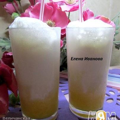 Коктейль с апельсиновым соком и мороженым