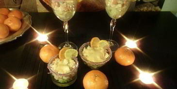 коктейль из морепродуктов с розовым соусом