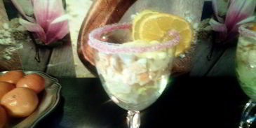 коктейль из морепродуктов с розовым соусом