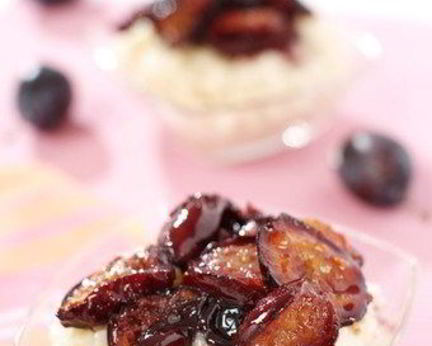 Печеные сливы с бренди и лимонной цедрой