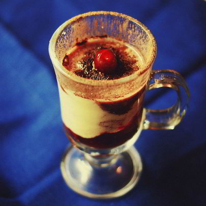 Эггног с бренди и свежей вишней