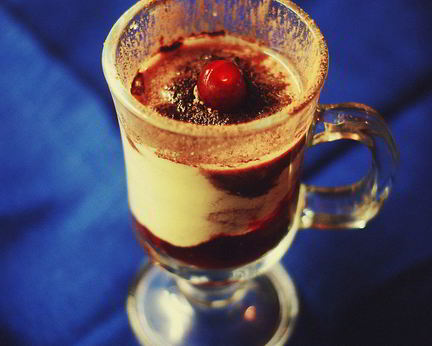 Эггног с бренди и свежей вишней