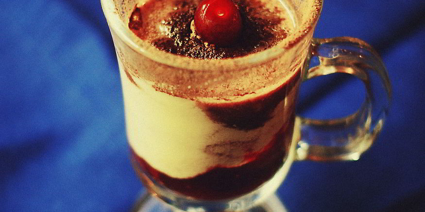 Рецепт эггнога с бренди и свежея вишнея