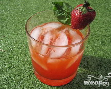 Клубничный коктейль с базиликом