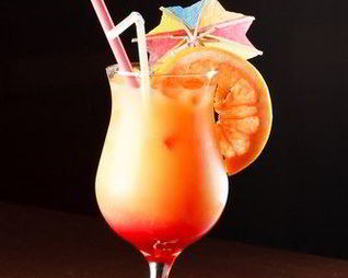 Коктейль из шампанского и красных апельсинов