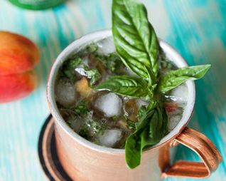 Коктейль Московский мул с персиком и базиликом