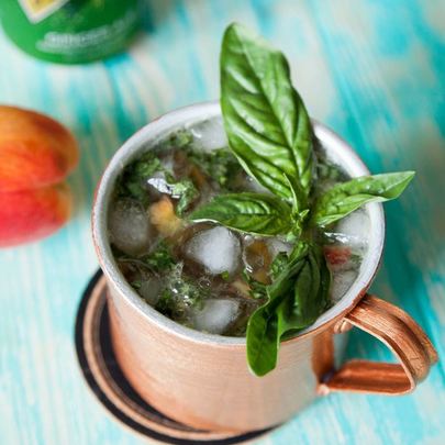 Коктейль Московский мул с персиком и базиликом