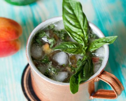 Коктейль Московский мул с персиком и базиликом
