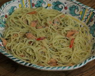 Спагетти с копченой форелью и джином