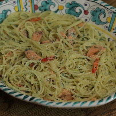 Спагетти с копченой форелью и джином