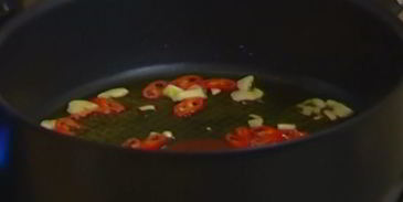 спагетти с копченой форелью и джином