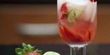коктейль клубничная маргарита