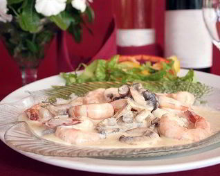 Креветки с текилой, сливками и зеленым луком