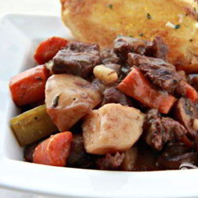 Говядина с вином и овощами