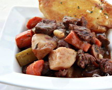 Говядина с вином и овощами