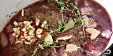 говядина с вином и овощами