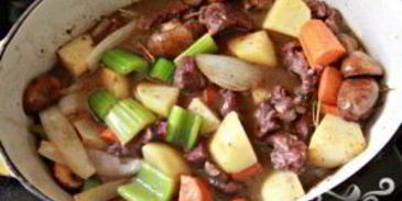 говядина с вином и овощами