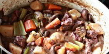 говядина с вином и овощами