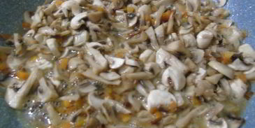 грибное соте с вином и горгонзолой