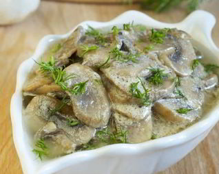 Грибы с вином и сметаной