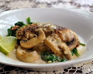 Линь, тушеный с вином и шампиньонами