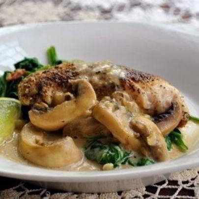 Линь, тушеный с вином и шампиньонами