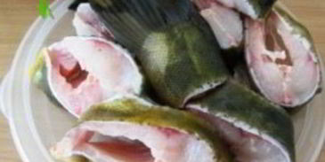 линь, тушеный с вином и шампиньонами