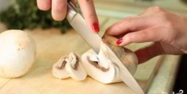 линь, тушеный с вином и шампиньонами