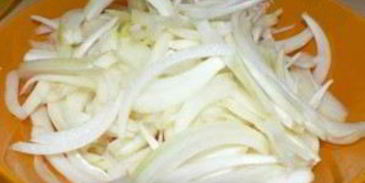 линь, тушеный с вином и шампиньонами