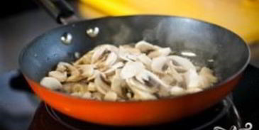 линь, тушеный с вином и шампиньонами