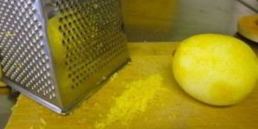 линь, тушеный с вином и шампиньонами