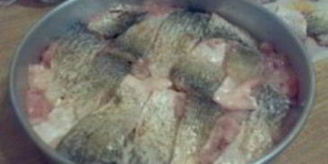 линь, тушеный с вином и шампиньонами