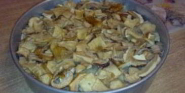 линь, тушеный с вином и шампиньонами