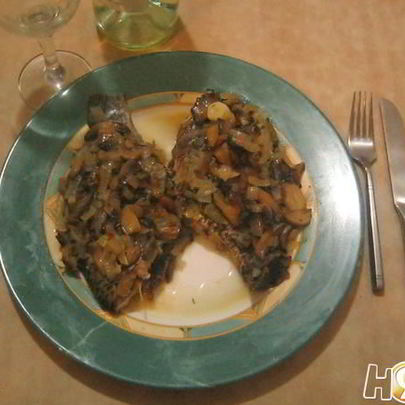 Рыба в сливочном масле с вином и чесноком