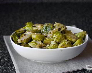 Тушеная брюссельская капуста с вином и луком