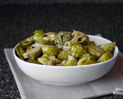 Тушеная брюссельская капуста с вином и луком