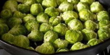 тушеная брюссельская капуста с вином и луком