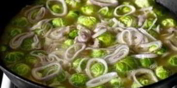 тушеная брюссельская капуста с вином и луком