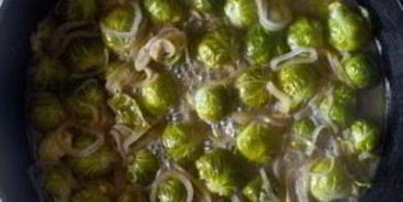 тушеная брюссельская капуста с вином и луком