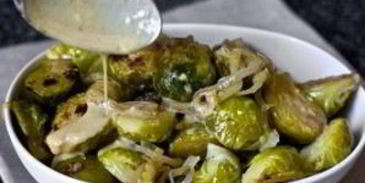 тушеная брюссельская капуста с вином и луком