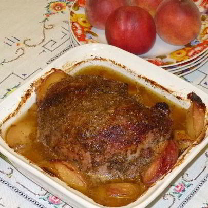 Запеченная телятина с вином и персиками