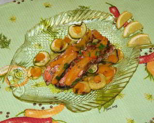 Запеченная в кармашках форель с вином и овощами