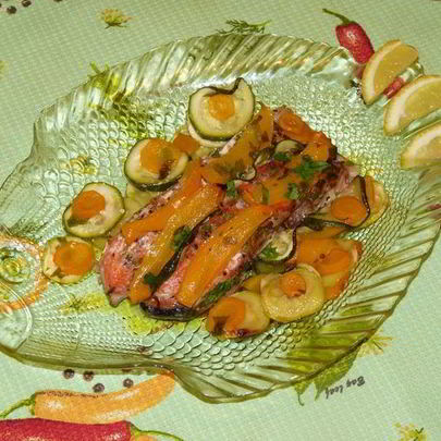 Запеченная в кармашках форель с вином и овощами